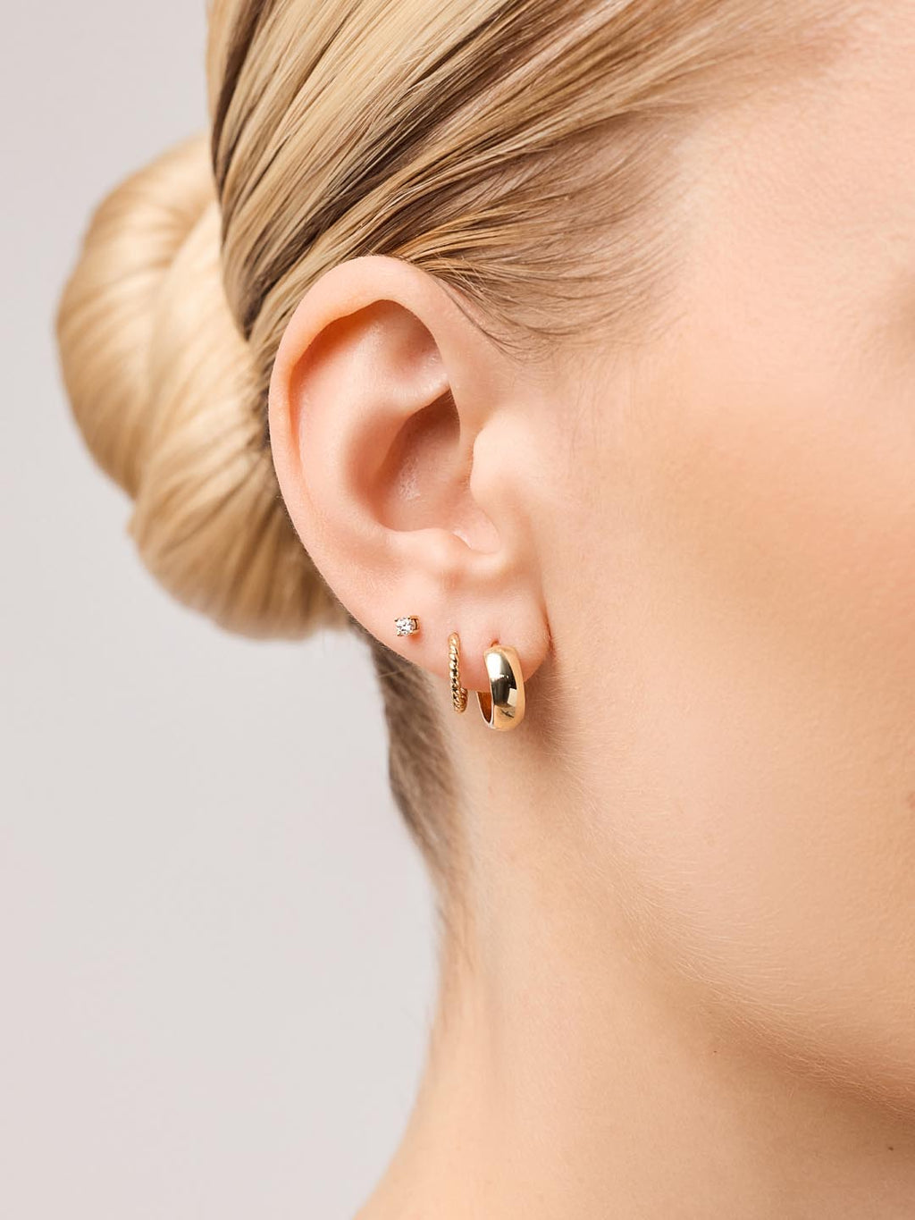 18K gold-plated - Gold Slim Twist Hoops by MAVERA