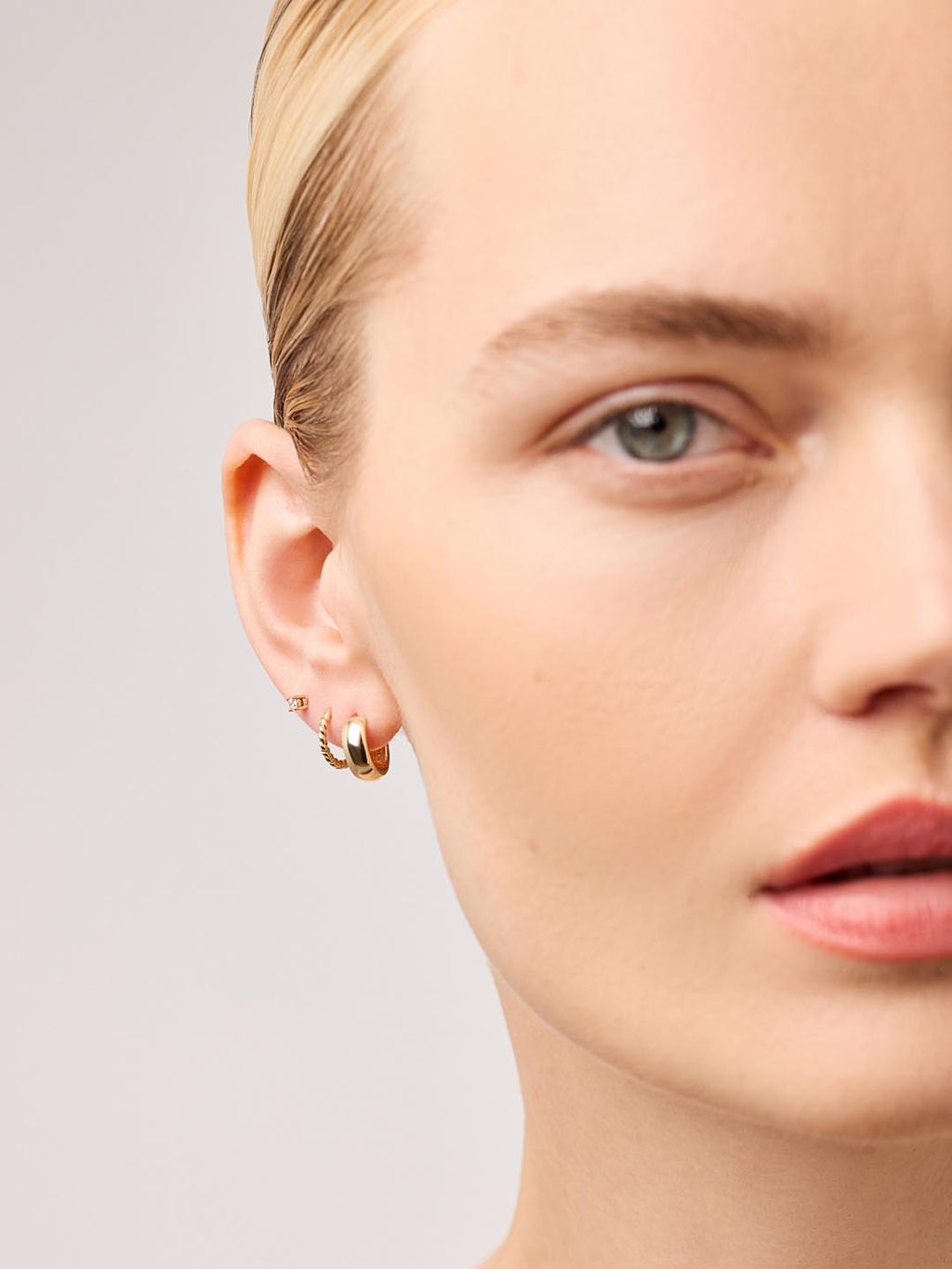18K gold-plated - Gold Slim Twist Hoops by MAVERA