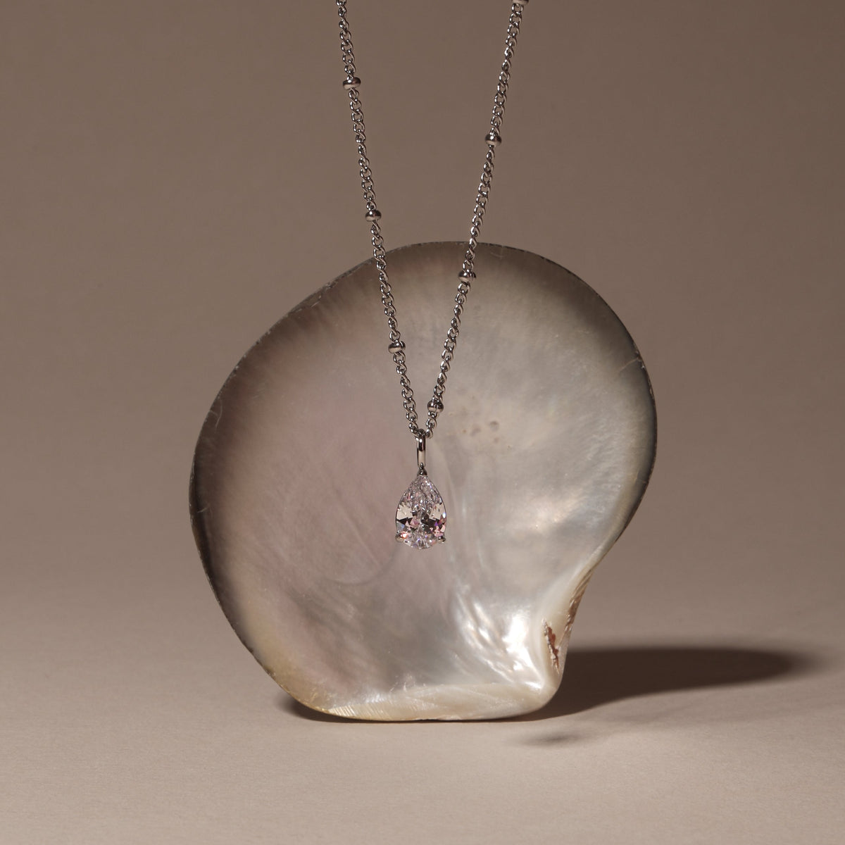 astra-necklace-pendant-detail