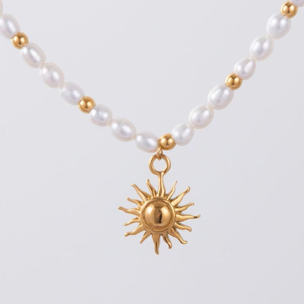 sun-pendant-gold-necklace-centered-pendant
